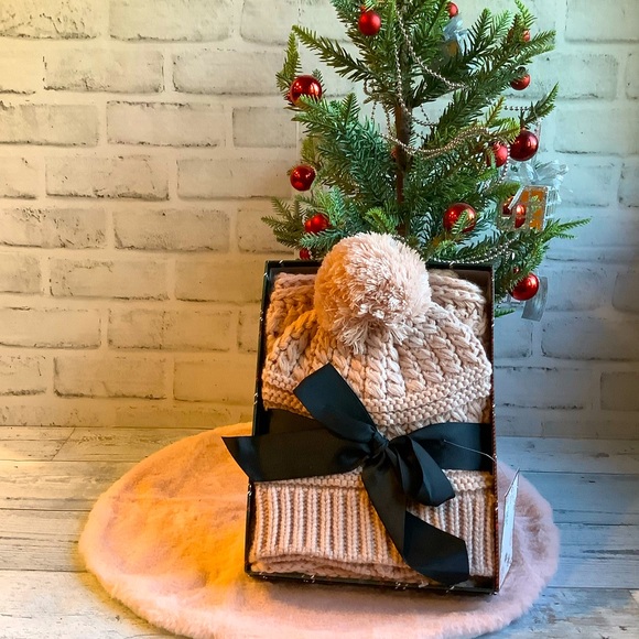 Loop & Beanie Scarf & Hat In Gift Box - Picture 1 of 3